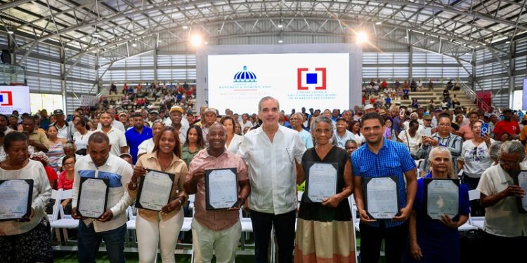 Presidente Abinader entrega 1.500 títulos de propiedad en Nuevo Domingo Savio