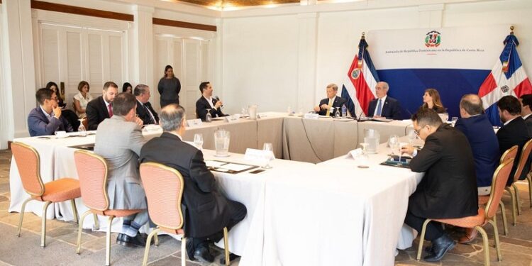 Presidente Abinader se reúne con empresarios de Costa Rica
