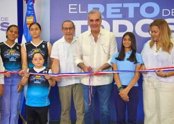 Presidente Abinader entrega techado deportivo-escolar en Sabana Larga