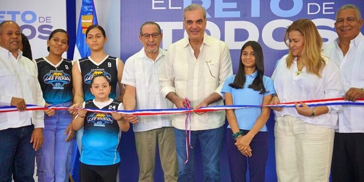 Presidente Abinader entrega techado deportivo-escolar en Sabana Larga