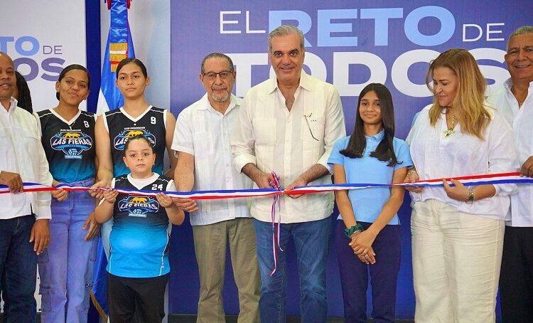 Presidente Abinader entrega techado deportivo-escolar en Sabana Larga