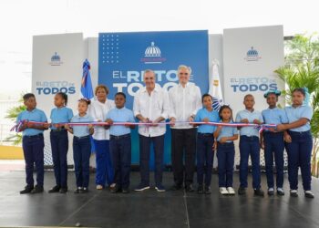 Abinader inaugura techado deportivo escolar multiusos en Boca Chica