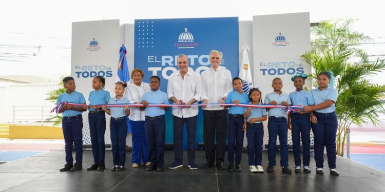 Abinader inaugura techado deportivo escolar multiusos en Boca Chica
