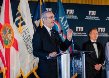 Presidente Abinader regresa al país al concluir agenda de trabajo en Miami