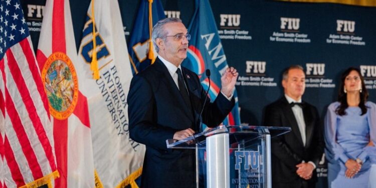 Presidente Abinader regresa al país al concluir agenda de trabajo en Miami