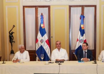 Gobierno dispone mesa permanente con transportistas para evitar aumentos en el pasaje