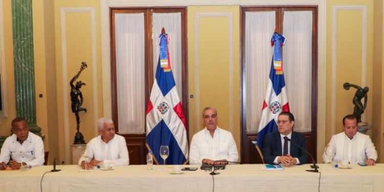 Gobierno dispone mesa permanente con transportistas para evitar aumentos en el pasaje