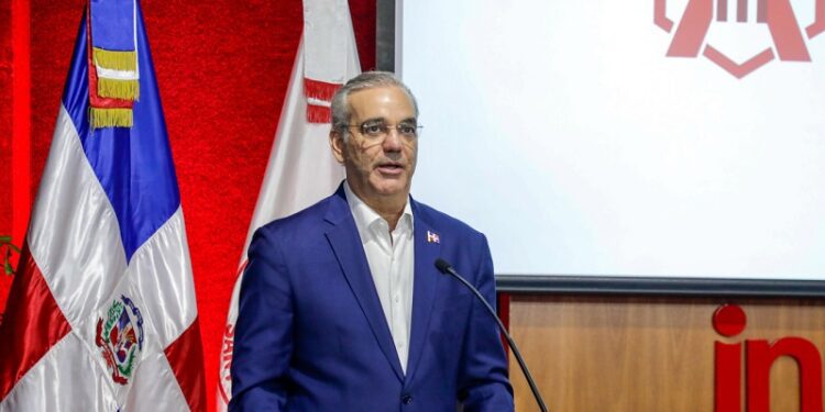 Presidente Abinader aboga por un equilibrio entre eficiencia económica y justicia social