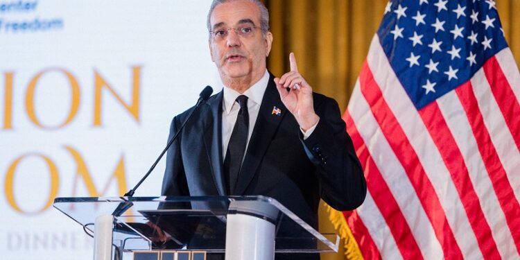 Abinader advierte riesgos que enfrentan sociedades democráticas cuando los ciudadanos ceden libertades a cambio de comodidad