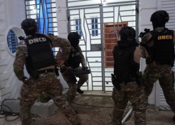 DNCD arresta dos hombres vinculados al decomiso de 1.7 toneladas de cocaína