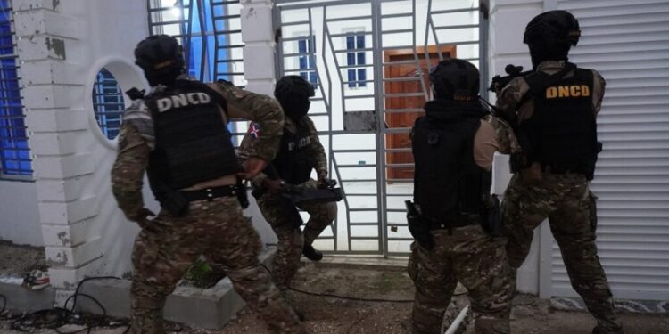 DNCD arresta dos hombres vinculados al decomiso de 1.7 toneladas de cocaína