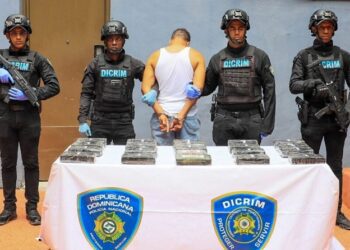 Policía ocupa 21 paquetes de presunta cocaína y arresta hombre