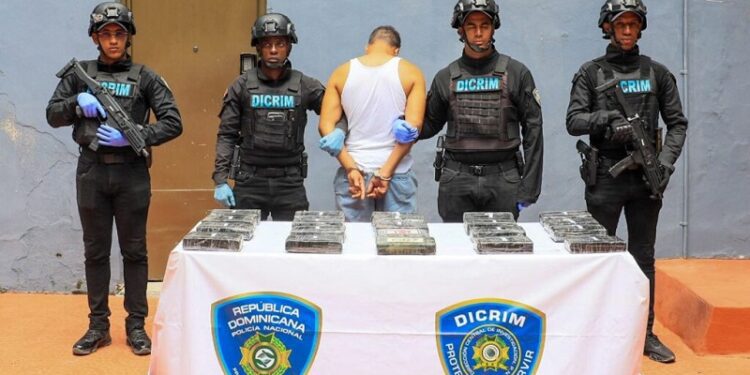 Policía ocupa 21 paquetes de presunta cocaína y arresta hombre