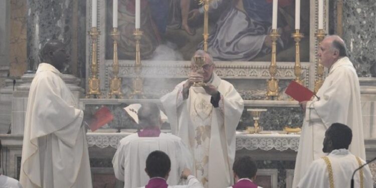Parolin: «intereses inhumanos alimentan trata y guerras que devastan a las sociedades»