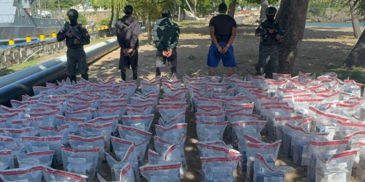Ocupan alijo de 978 paquetes de cocaína y capturan a tres venezolanos