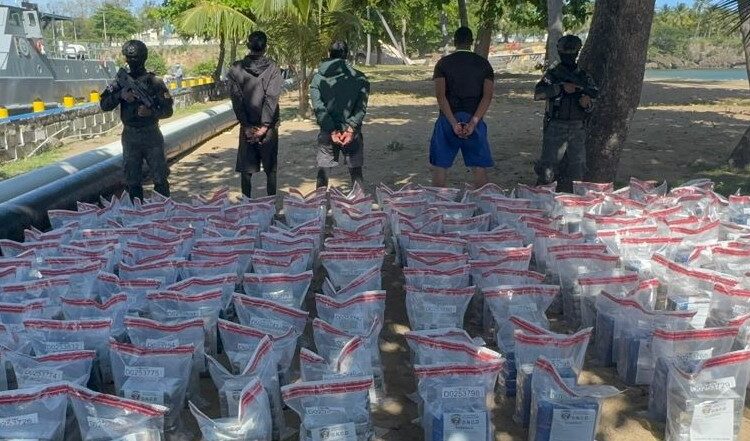 Ocupan alijo de 978 paquetes de cocaína y capturan a tres venezolanos