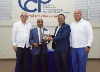 Carlos Nina Gómez presenta libro “La prensa vs la perversidad” en Santiago