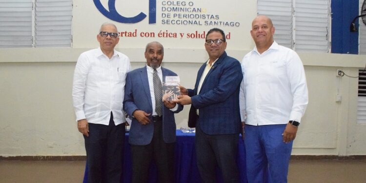 Carlos Nina Gómez presenta libro “La prensa vs la perversidad” en Santiago