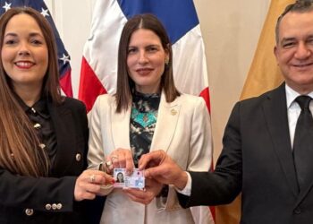JCE entrega primera nueva cédula en el exterior a embajadora de RD ante EE. UU.
