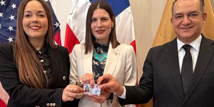 JCE entrega primera nueva cédula en el exterior a embajadora de RD ante EE. UU.