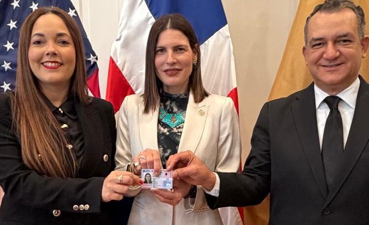 JCE entrega primera nueva cédula en el exterior a embajadora de RD ante EE. UU.