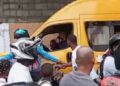 Policía apresa a más de cien motociclistas por agresión a conductor de autobús escolar