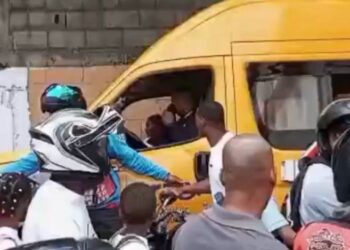 Policía apresa a más de cien motociclistas por agresión a conductor de autobús escolar