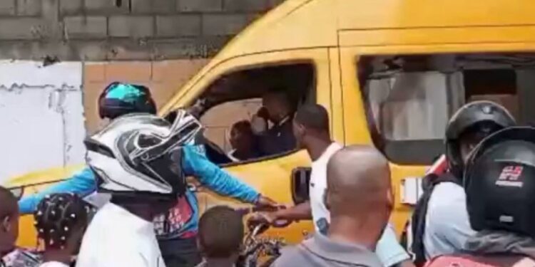 Policía apresa a más de cien motociclistas por agresión a conductor de autobús escolar