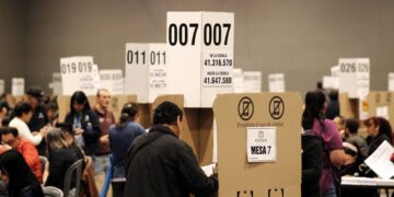 Colombianos acuden a las urnas para elegir al nuevo presidente