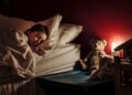 El peligro oculto de dormir con la luz encendida