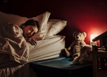 El peligro oculto de dormir con la luz encendida