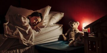 El peligro oculto de dormir con la luz encendida