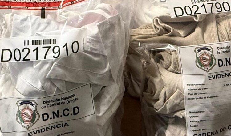 Detienen a colombiana con ropa impregnada de cocaína en aeropuerto Las Américas