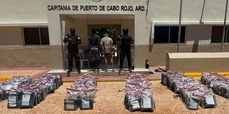 Intervienen dos narcolanchas con 1,295 paquetes de cocaína y marihuana en Pedernales