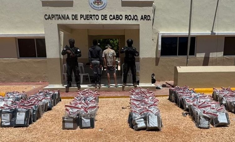 Intervienen dos narcolanchas con 1,295 paquetes de cocaína y marihuana en Pedernales