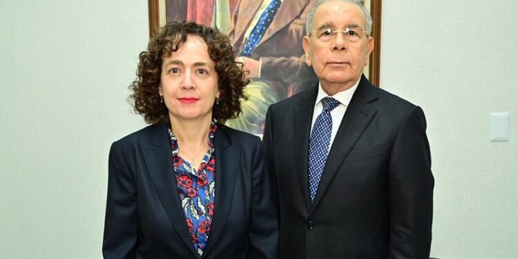 Embajadora de España visita al expresidente Danilo Medina