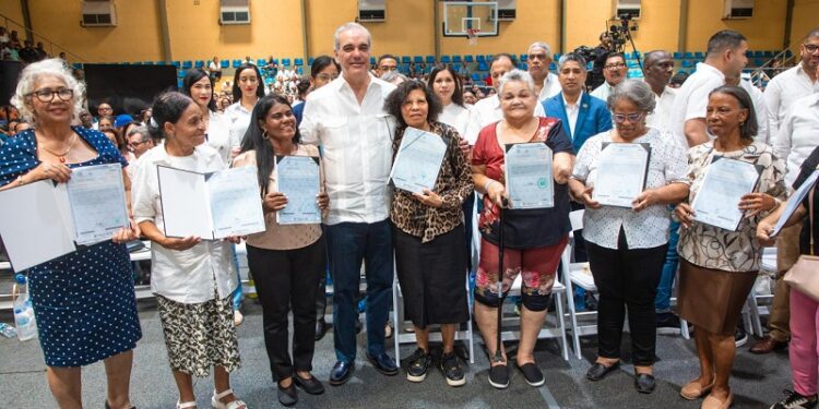 Presidente Abinader entrega en Haina 1.279 títulos de propiedad
