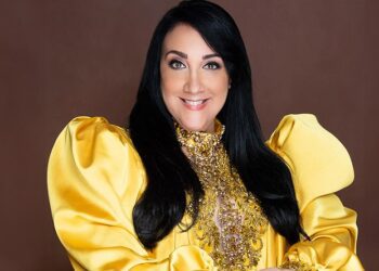 Giannina Azar deslumbra en Mónaco con su colección “María Antonieta” junto a Miss Universo