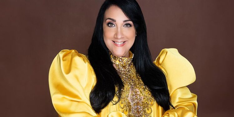 Giannina Azar deslumbra en Mónaco con su colección “María Antonieta” junto a Miss Universo