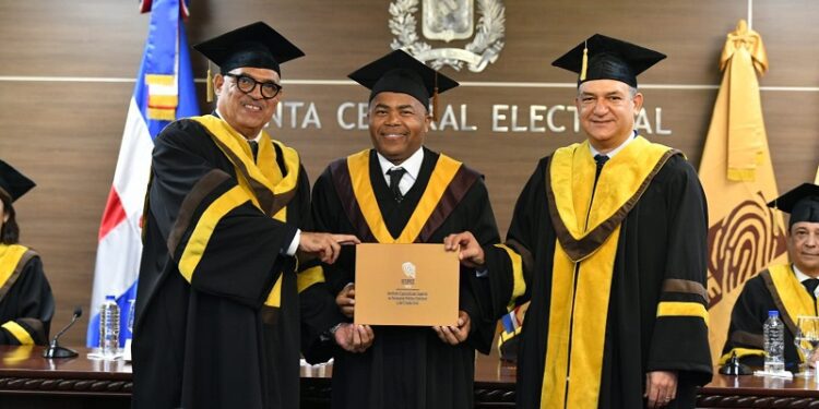 JCE- IESPEC celebra primera graduación ordinaria de Especialidad en Administración Política Electoral