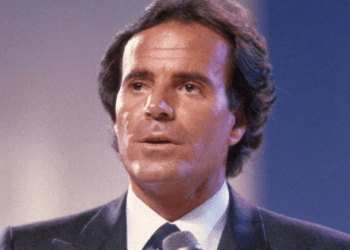 Julio Iglesias reactiva su ‘arma judicial’ contra una aliada de Sánchez en el Gobierno