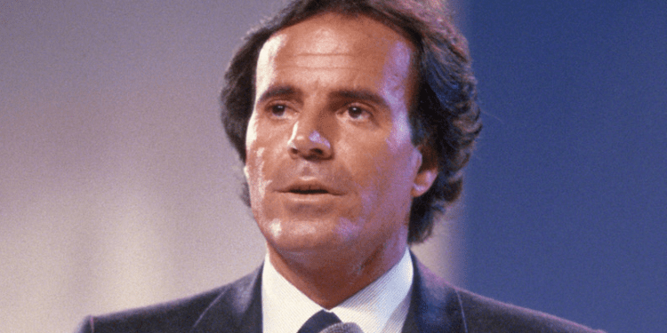Julio Iglesias reactiva su ‘arma judicial’ contra una aliada de Sánchez en el Gobierno
