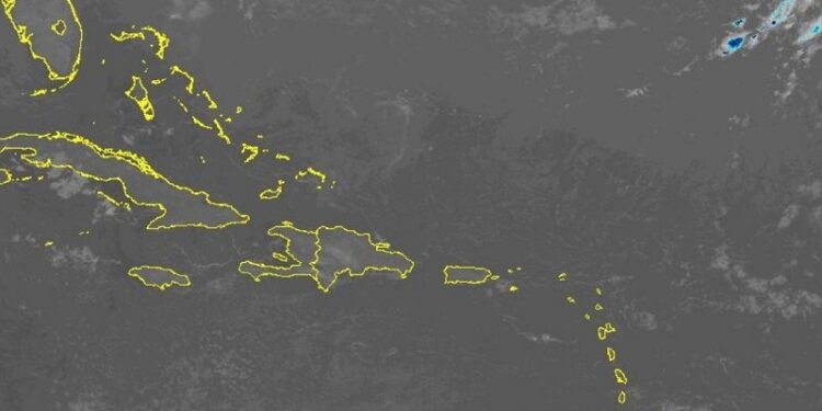 Soleado y caluroso sobre el país con chubascos débiles en algunas localidades