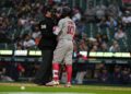 Valdez y Hinch suspendidos por el pitcheo que golpeó a Story