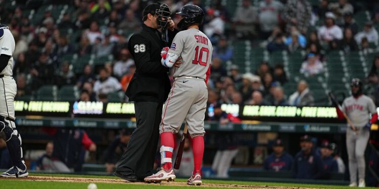 Valdez y Hinch suspendidos por el pitcheo que golpeó a Story