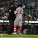 Valdez y Hinch suspendidos por el pitcheo que golpeó a Story