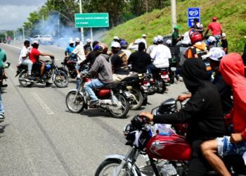 Policía lanza bombas lacrimógenas contra marcha en respaldo a planta de residuos sólidos