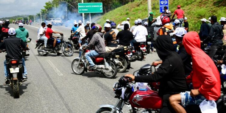 Policía lanza bombas lacrimógenas contra marcha en respaldo a planta de residuos sólidos