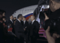 Guardia de honor y alfombra roja: Putin aterriza en Pekín