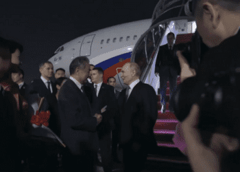 Guardia de honor y alfombra roja: Putin aterriza en Pekín